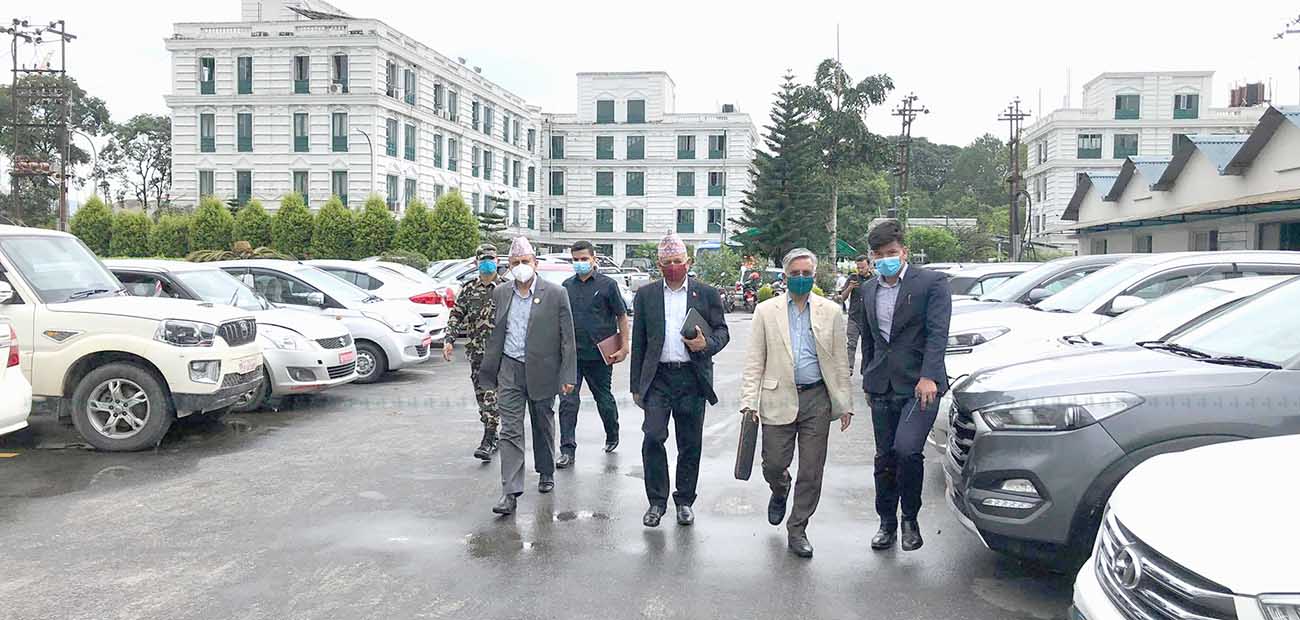 बैठकपछि बाहिर निस्किँदै कार्यदल सदस्य। तस्बिर : सन्जिब बगाले